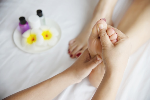 Free photo woman receiving foot massage service from masseuse close up at hand and foot - relax in foot massage therapy service concept
