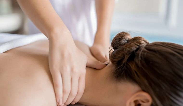 Massage bấm huyệt trị liệu giúp cân bằng năng lượngAcupressure massage therapy helps balance energy