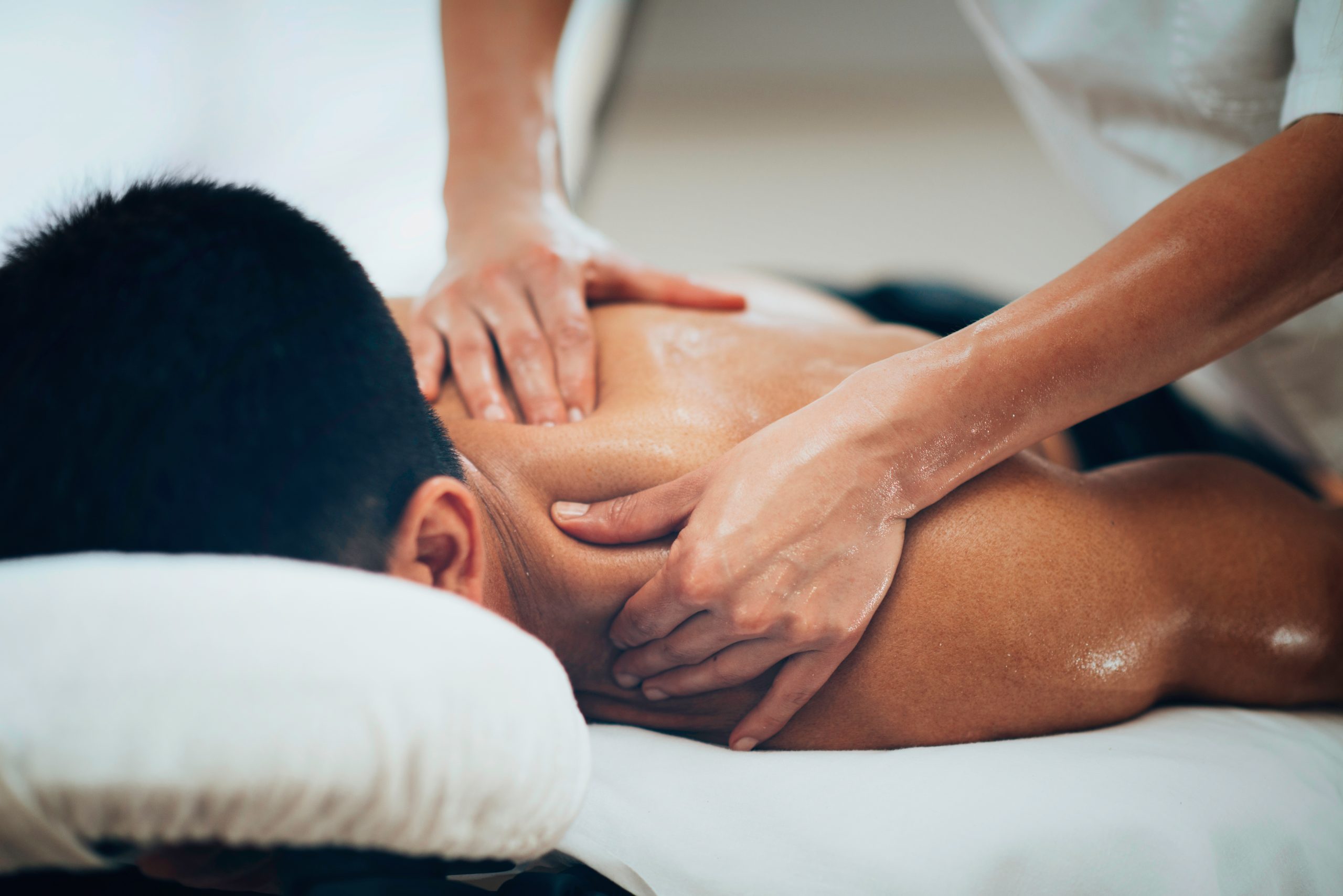 Cách massage toàn thân cho nam đơn giản tại nhà