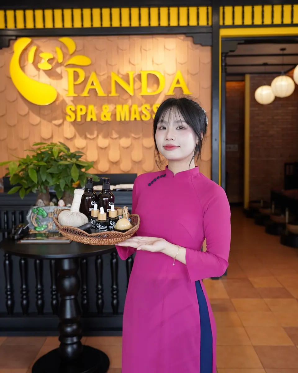 Nhân viên Panda Spa tư vấn dịch vụ