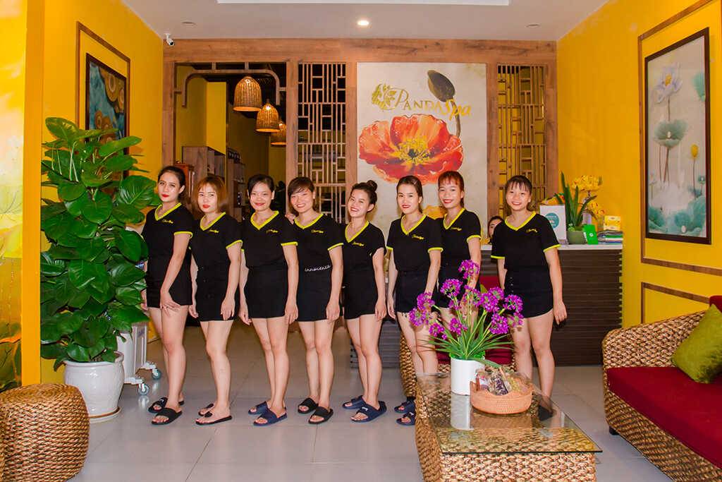 Nhân viên phục vụ massage thư giãn tại Panda Spa