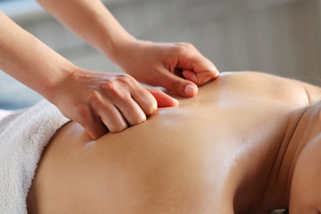 Massage đau lưng