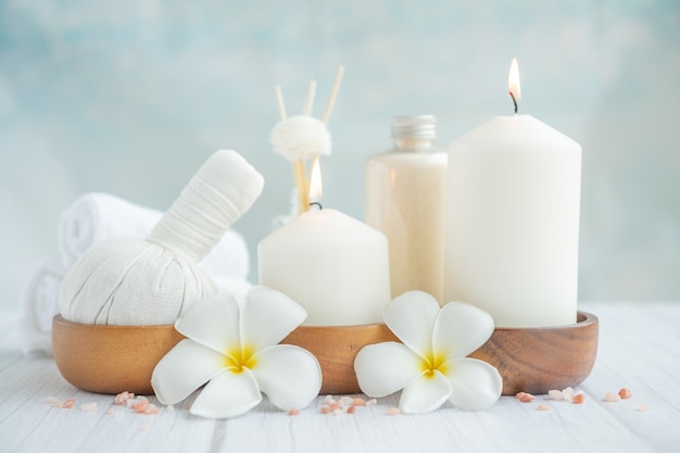 Natural relaxing spa composition on massage table in wellness center Free Photo