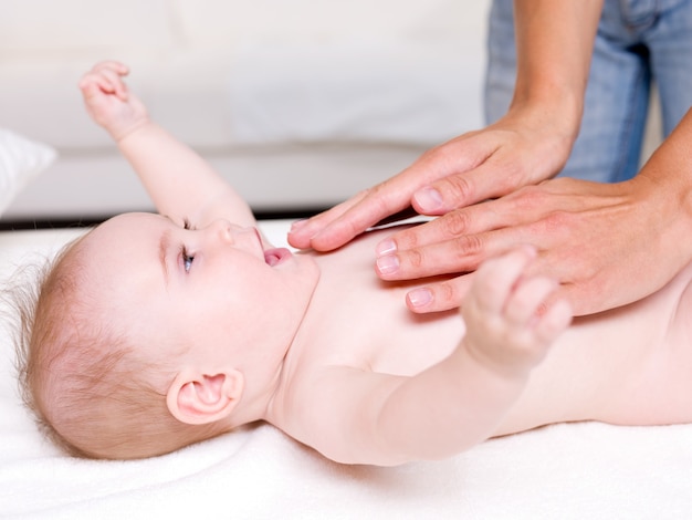 Massage cho trẻ sơ sinh vùng bụng