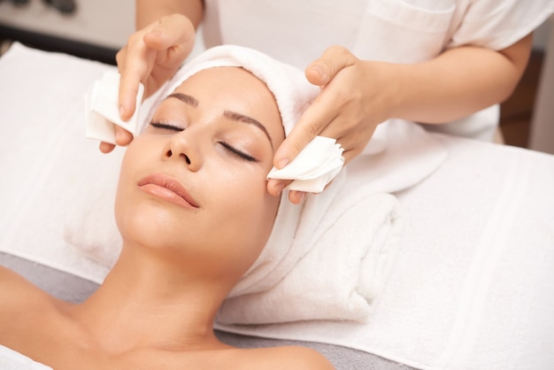 Free photo attractive woman getting face beauty procedures in spa salon