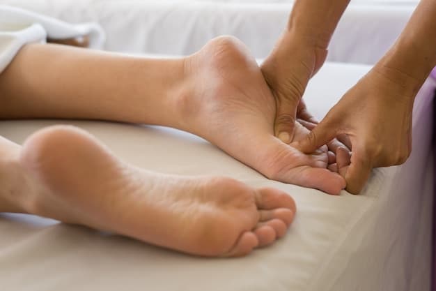 Free photo close-up of woman doing foot massage at spa.