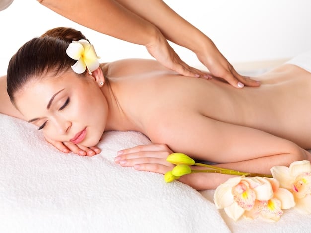 Free photo woman having massage of body in the spa salon. beauty treatment concept.