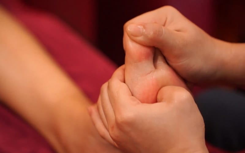 Massage chân có tốt không