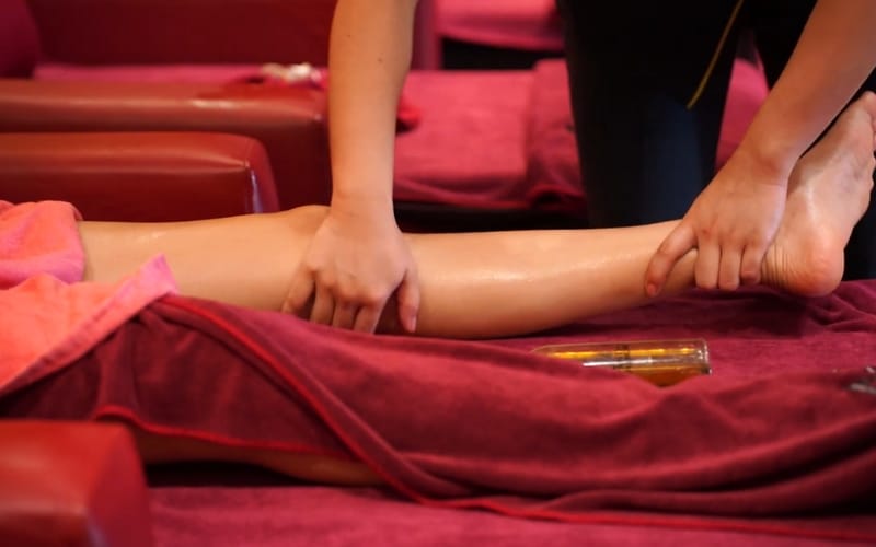 Massage chân dễ ngủ hay không