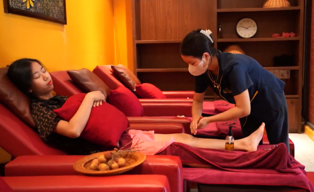 Học đi đôi với hành ngay tại cơ sở spa