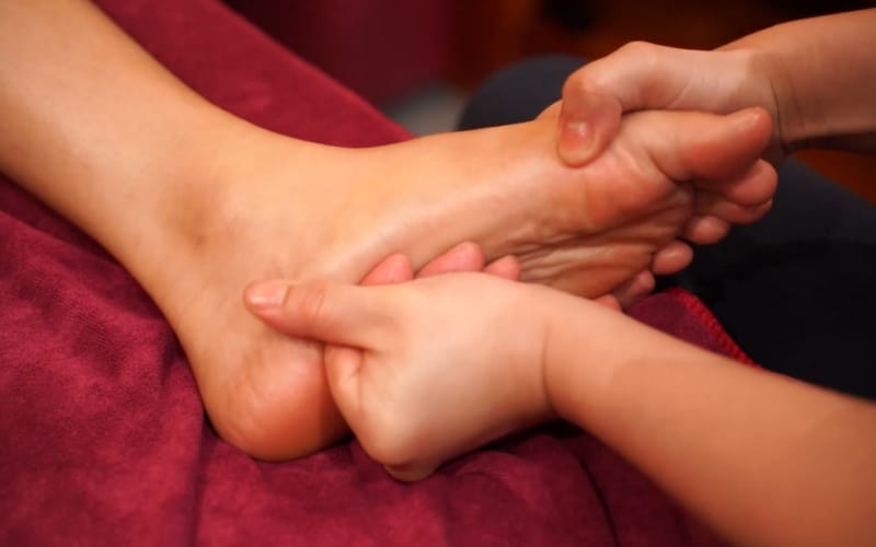 Bước 3: Khởi động - Xoa bóp tổng thể để làm nóng bàn chân