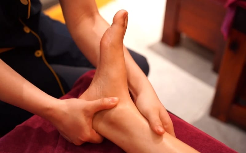 Bước 6: Xoa bóp vùng gót chân và xoay khớp cổ chân