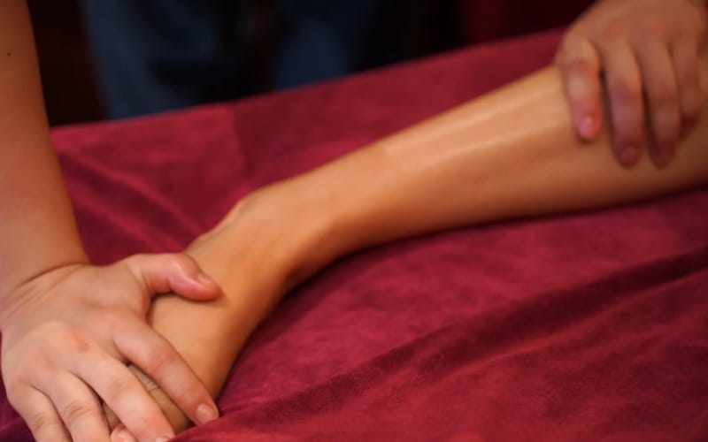 Bước 7: Thư giãn mu bàn chân và kết thúc liệu trình