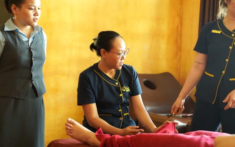 Học để chăm sóc người thân: Cần kỹ thuật an toàn & kiến thức cơ bản