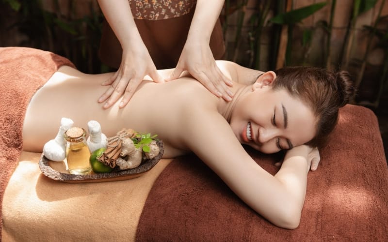 Khách quốc tế – "Giải nhiệt" nhờ liệu trình massage đặc biệt