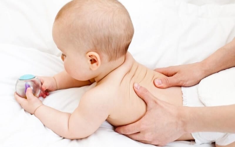 Khái niệm và nguồn gốc liệu pháp massage cho trẻ
