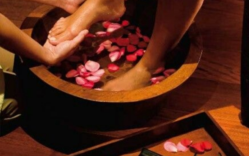 Quy Trình Massage Chân Đá Nóng Tại Panda Spa