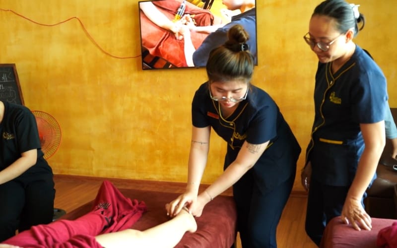 Việc Làm Không Rõ Ràng và Học Phí Rẻ Bất Thường