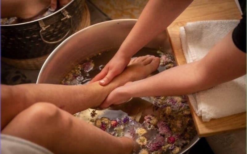 Ngâm chân với thảo dược