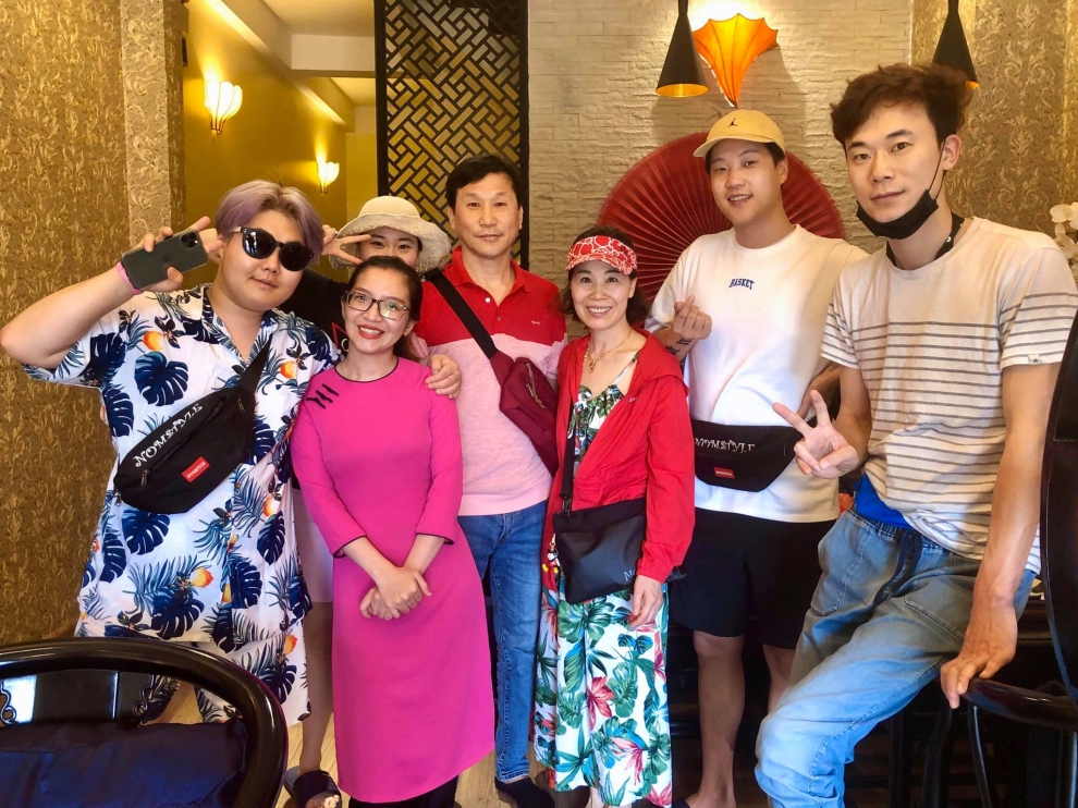 Foreign Customers Satisfied and Sharing on Social Media
