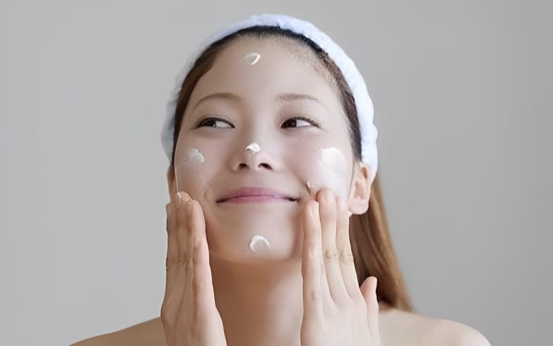 What does the best facial skincare cosmetic set include?