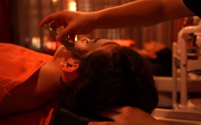 Bước 1: Làm sạch sâu để ngăn ngừa mụn và dầu thừa