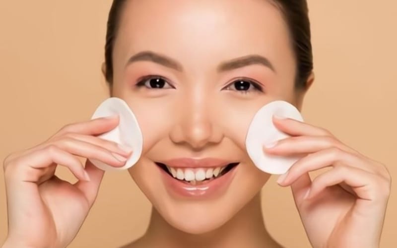 Bước 1: Tẩy trang - Làm sạch lớp trang điểm và bụi bẩn