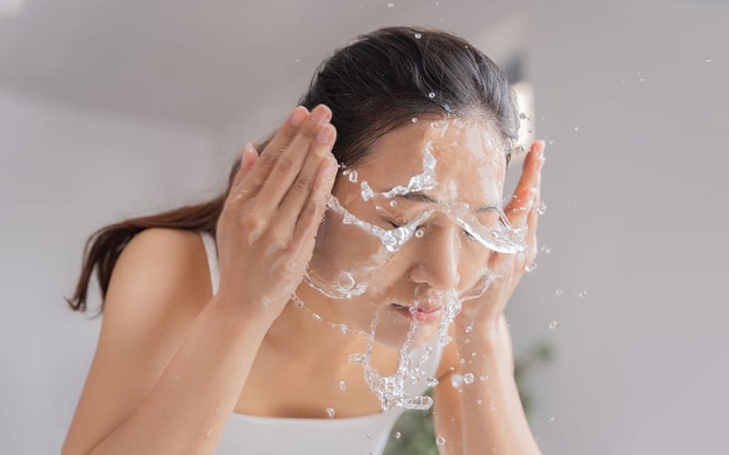 Bước 2: Sữa rửa mặt - Làm sạch sâu