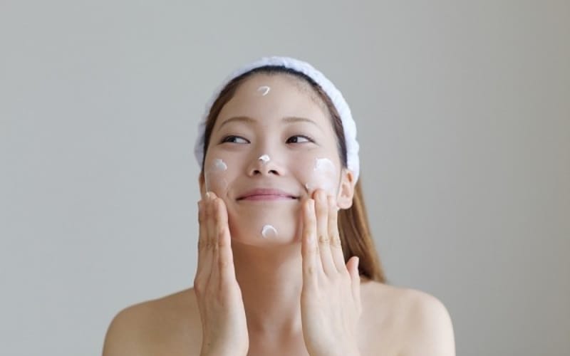 Bước 7: Kem dưỡng ẩm/Mặt nạ ngủ - Cấp ẩm và phục hồi suốt đêm
