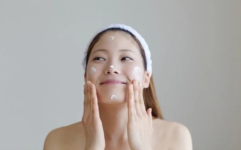 第七步：保湿霜/睡眠面膜 - 整夜补水与修复