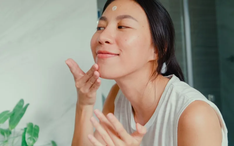 Moisturizing to strengthen the skin’s protective barrier