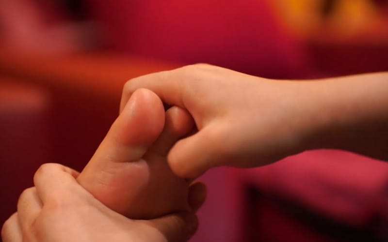 Moonlight Touch Technique – Relieving the Toes