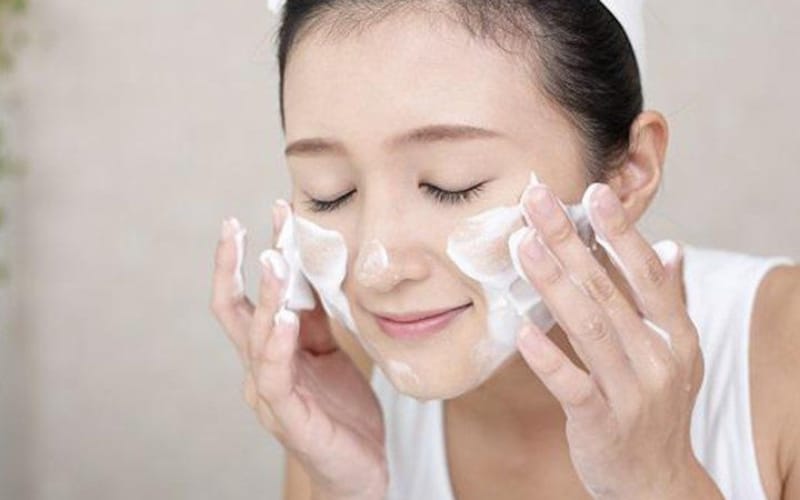 Làm Sạch: Tẩy Trang và Sữa Rửa Mặt – Nền Tảng Cho Da Sạch