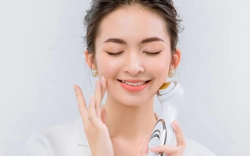 Máy đẩy tinh chất: Giúp dưỡng chất thẩm thấu tốt hơn
