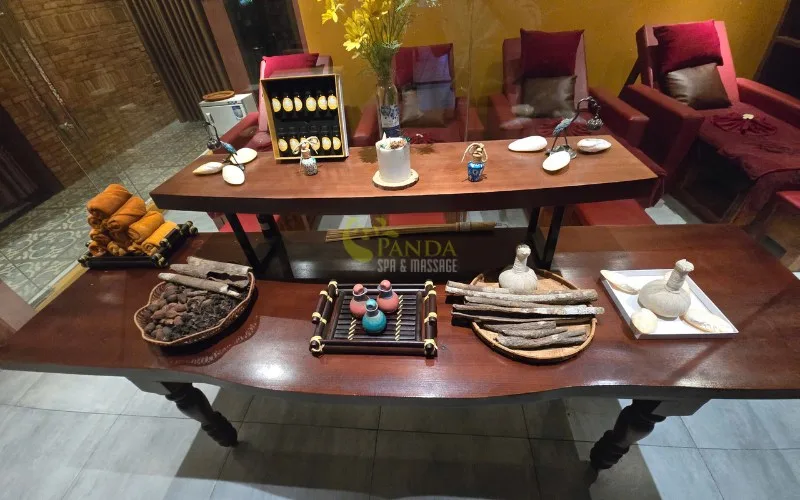 Мы верим, что пространство является частью терапии. В Panda Spa каждое пространство тщательно спроектировано, вдохновленное пересечением искусства и природы. Мягкое освещение, успокаивающая музыка и легкий аромат эфирных масел создают безмятежную атмосферу, помогая клиентам отвлечься от суеты жизни и погрузиться в мир абсолютного покоя и расслабления.