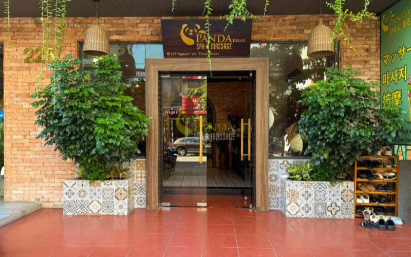 Panda Spa обязуется использовать только высококачественные продукты с четким происхождением, от натуральных эфирных масел до редких трав. Мы не жертвуем качеством ради прибыли. Это не только обеспечивает эффективность процедур, но и абсолютную безопасность для здоровья клиентов. Это один из важных факторов, который помогает Panda Spa стать одним из самых авторитетных спа-центров в Дананге.