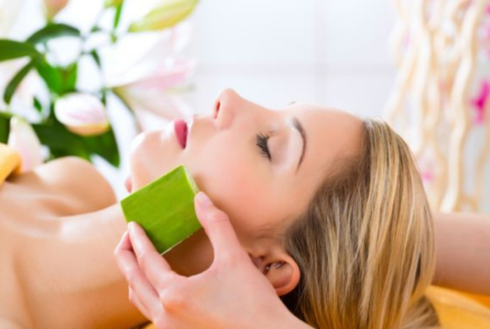 アロエで簡単＆効果的に顔の肌をケアする10の方法