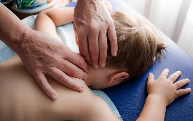 子供の頭と首のマッサージ