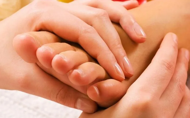 子供の腕と脚のマッサージ