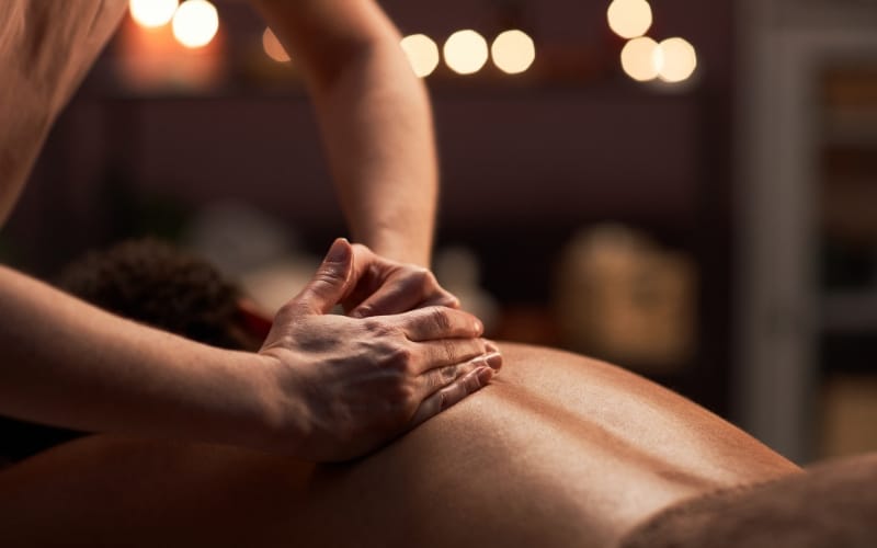 massage lưng giảm mệt mỏi