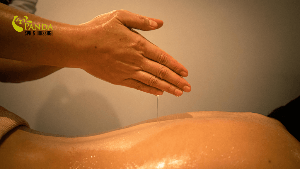Massage body bằng tinh dầu